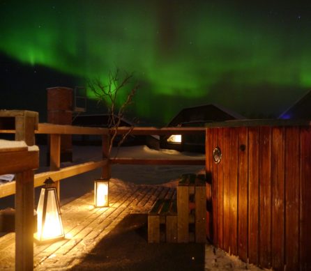 mattarahkka lodge hot tub with northern lights