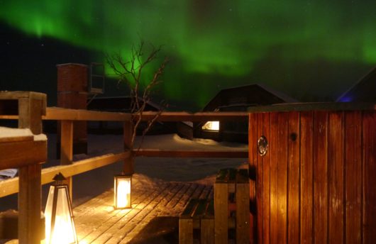 mattarahkka lodge hot tub with northern lights