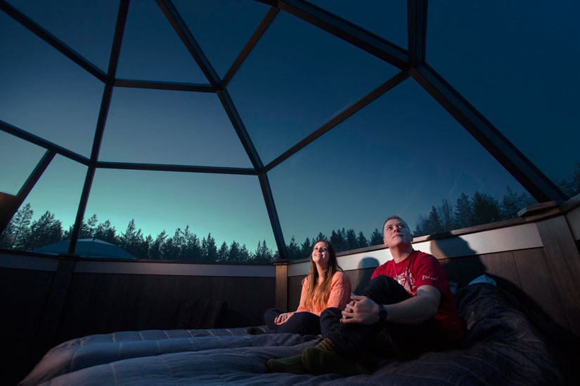 inside-the-glass-igloo-northern-lights-rovaniemi-finland-lapland-825x550