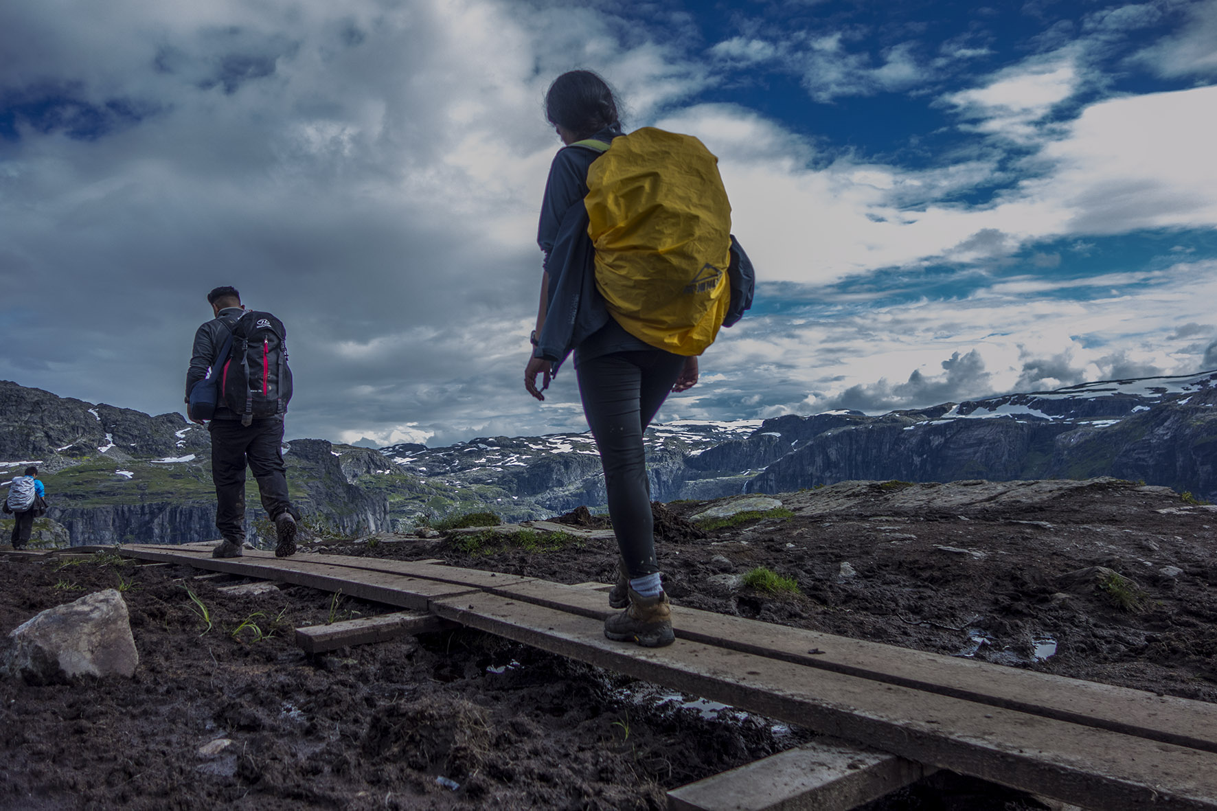 Trolltunga Hike Group through mountains