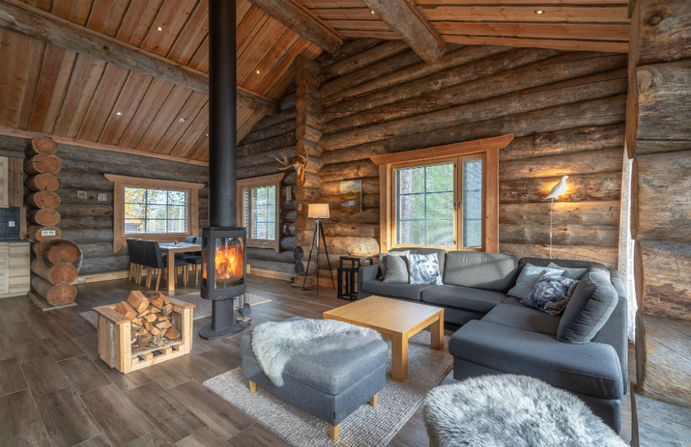 WildernessHotelNellim_Kasari_logcabin_livinroom_fireplace