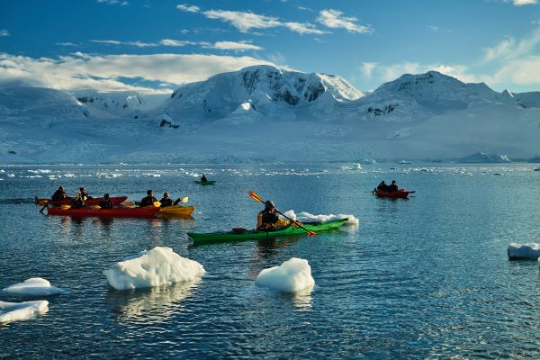 Kayaking_Antarctica_HGR_152914_Photo_Roger_Brendhagen