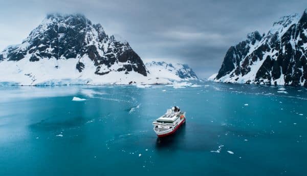 Lemaire_Channel_Antarctica_HGR_153554_Photo_Yuri_Matisse_Choufour