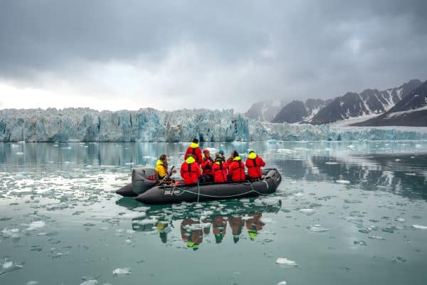 Svalbard_Expedition_boat_cruising_HGR_165319_Photo_Jan_Hvizdal