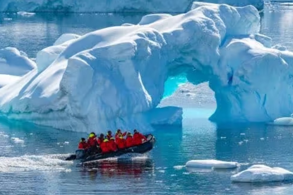 Antarctica_Cuverville_Island_HGR_165380_Photo_Yuri_Matisse_Choufour