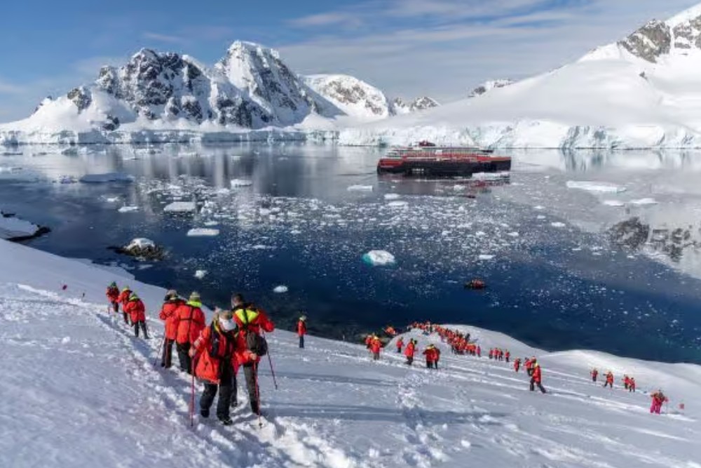 Antarctica_Orne_Harbour_HGR_166542_Photo_Oscar_Farrera
