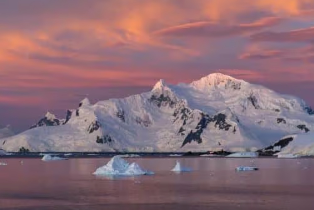 Antarctica_Paradise_Bay_HGR_166601_Photo_Yuri_Matisse_Choufour