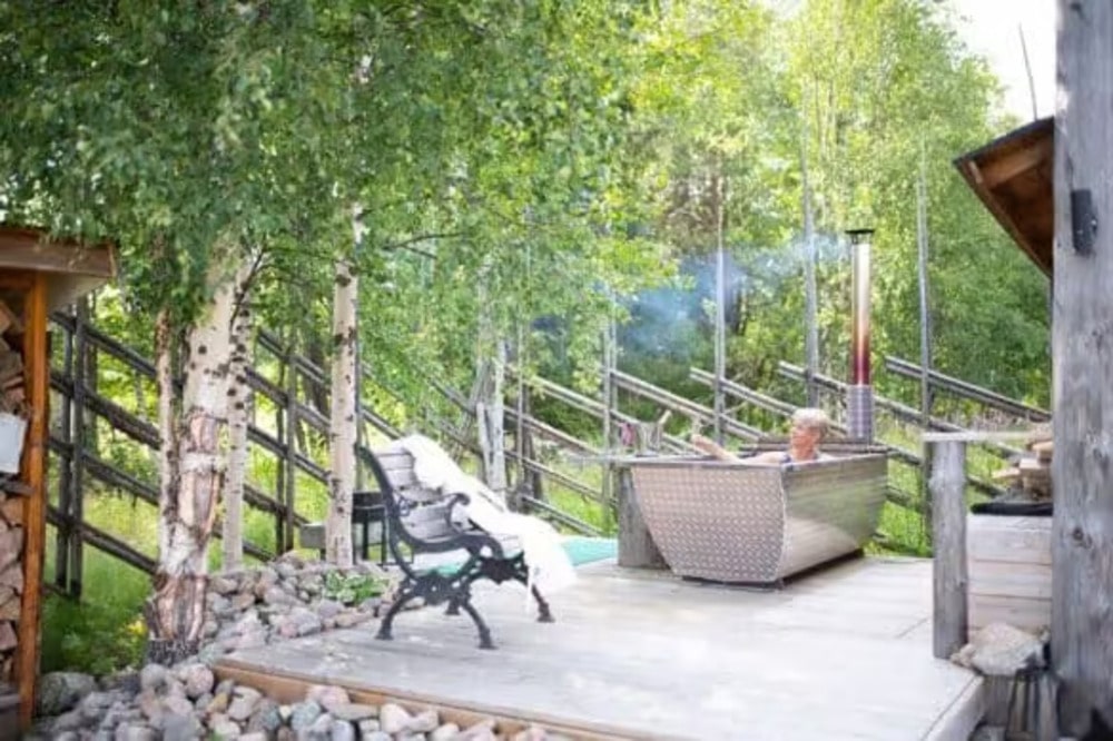 lapland-guesthouse-hot-tub-584x389