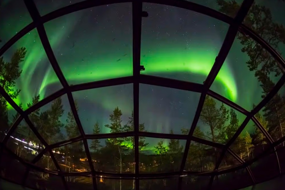 northern-lights-kakslauttanen-autumn-glass-igloo
